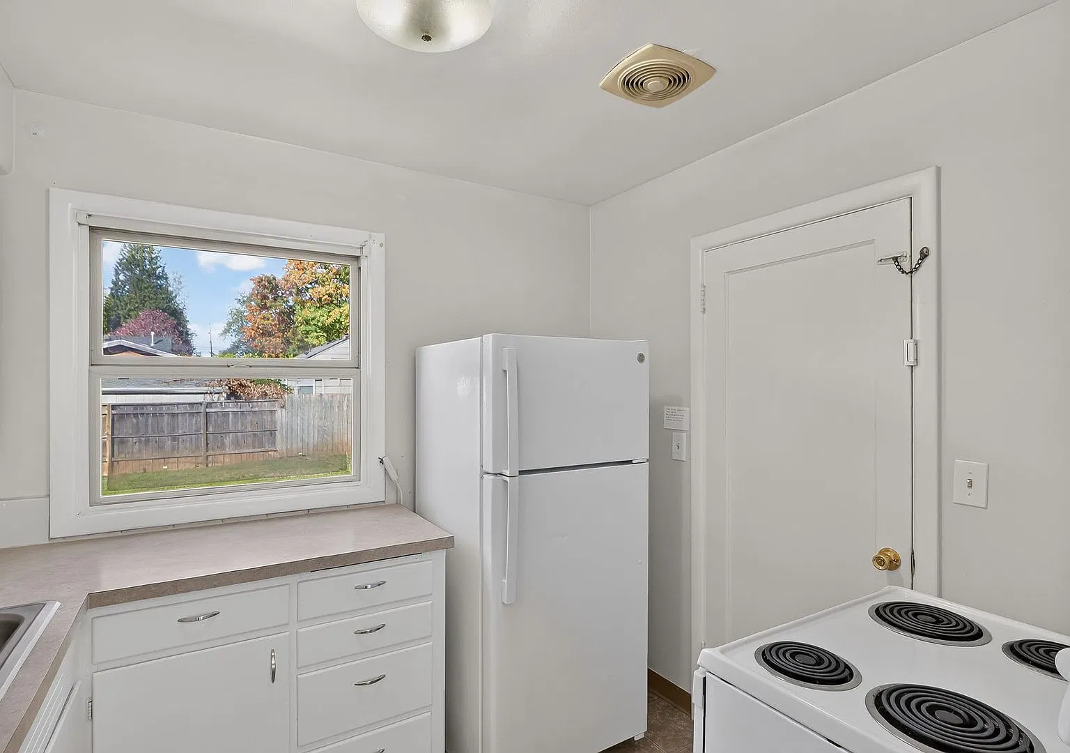 Charming 1 Bedroom Unit with Basement storage & Private Laundry — Photo 4