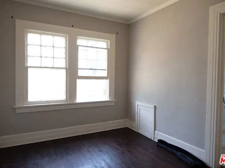 2142 S Victoria Ave — Photo 27