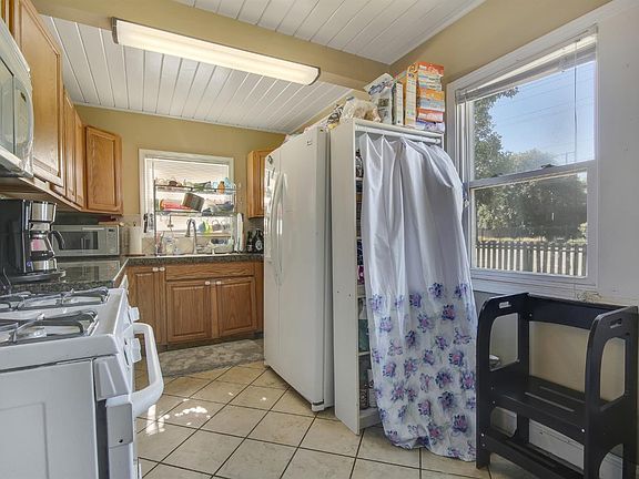 3rd image of 2202 Fairfield St