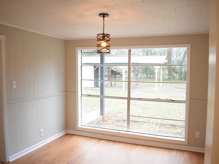 221 N Sanders St — Photo 4