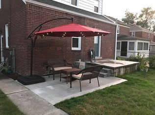 1890 Fleetwood Dr, Grosse Pointe Woods, MI 48236