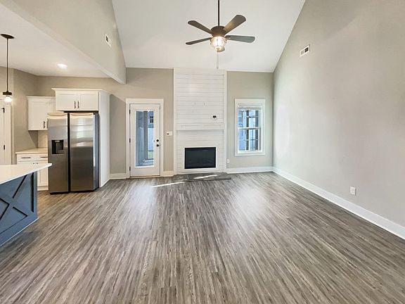 3rd image of 421 Barr Dr