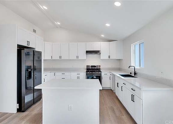 4th image of 851 W 10th St