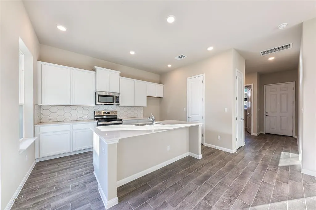 3 bed, 2.5 bath, 1615 sqft, $1,950 — Photo 4