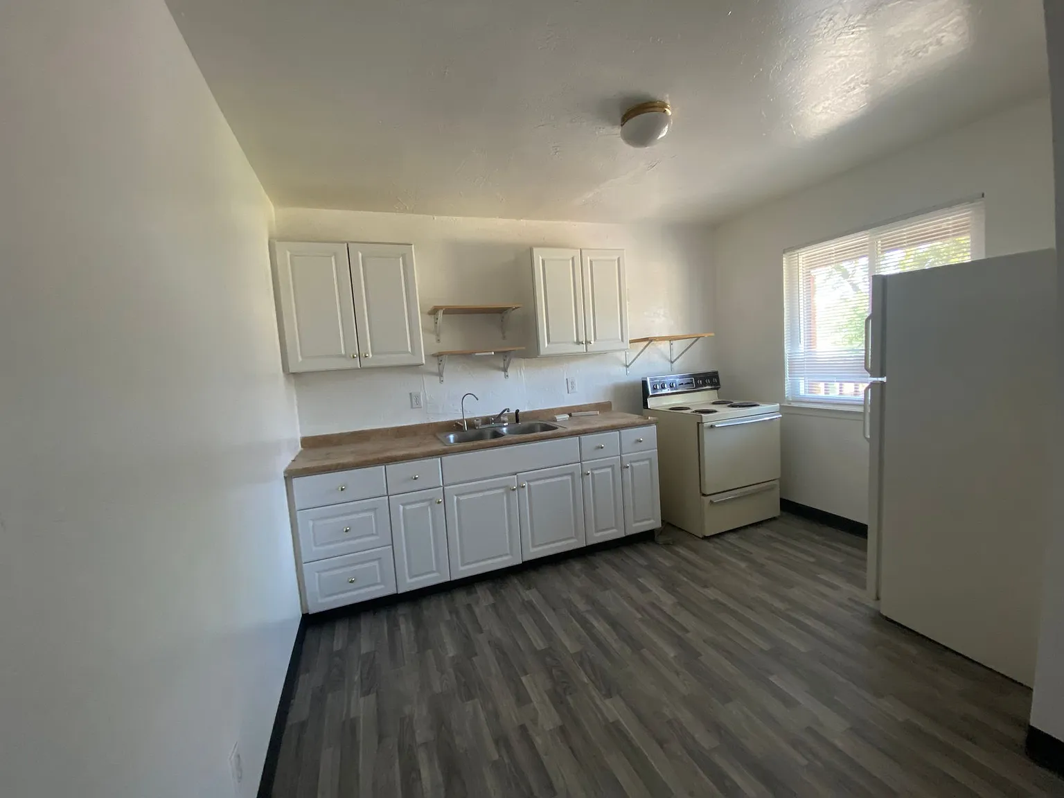 1331 Pomona Apts — Photo 1
