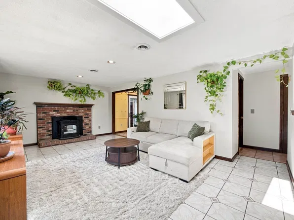 47 Overlook Dr, Easthampton, MA 01027