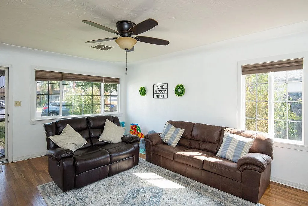 2708 Joy Ave photo 1