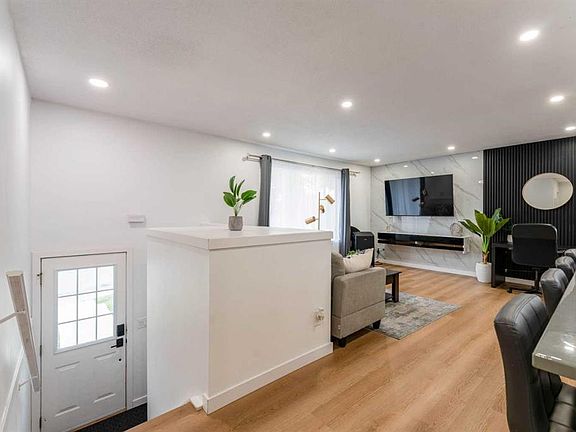 5th image of 1135 S Penrith Cres SE