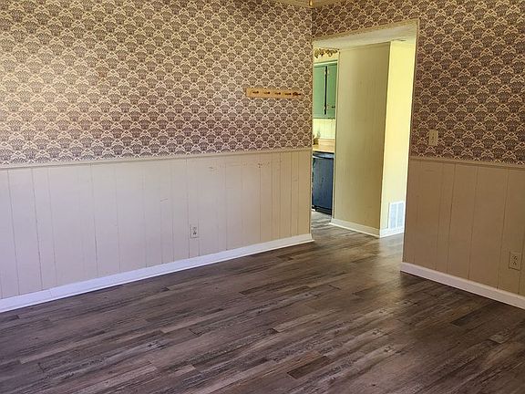 5th image of 204 Simmons St