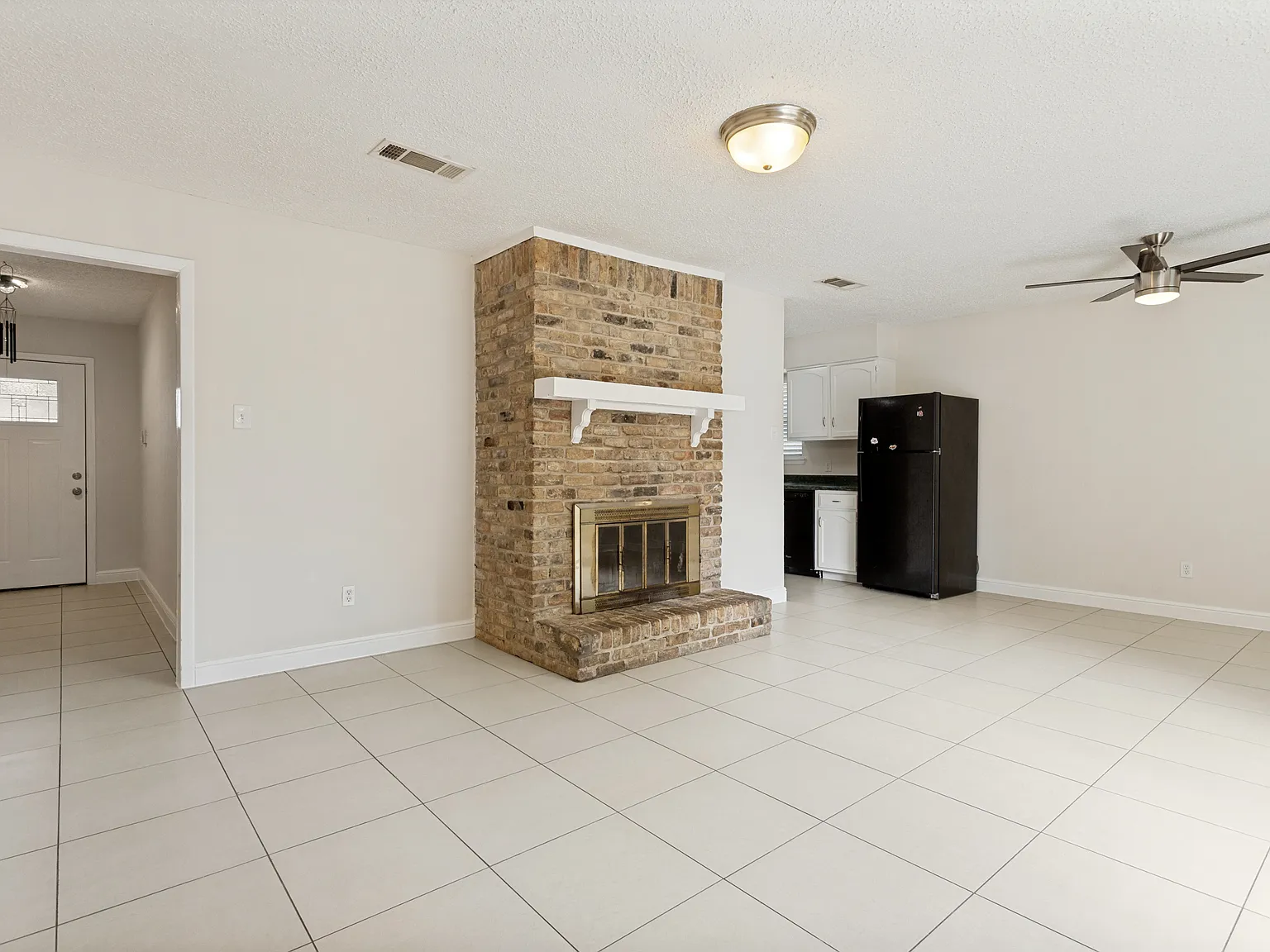 3 bed, 1414 sqft, $2,000 — Photo 3