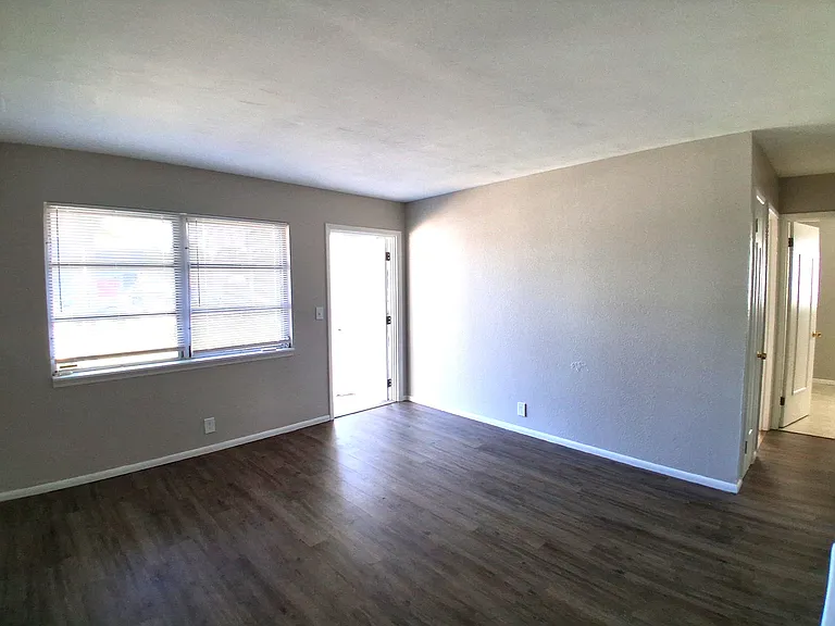 4104 Desoto Ave — Photo 3