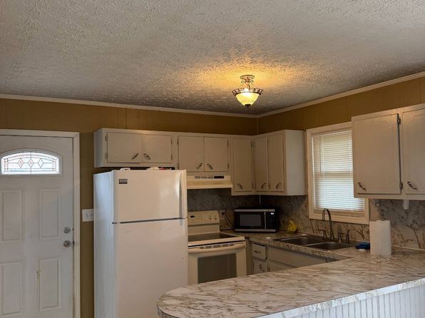141 1st St, Centertown, KY 42328
