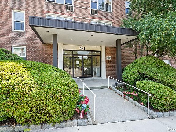 2nd image of 1 Oakridge Pl APT 4L