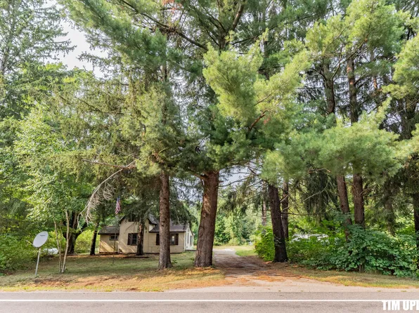 5924 E Sternberg Rd, Fruitport, MI 49415