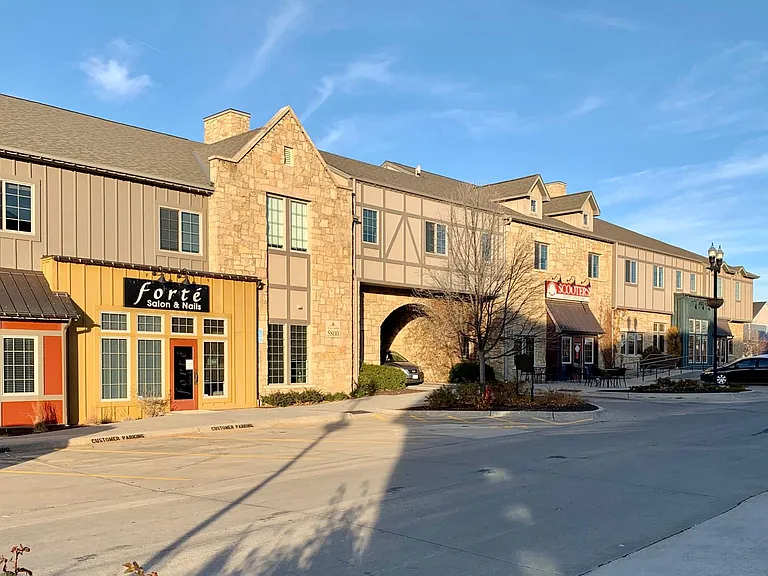 Coffee shop and spas all within walking from the apartment
