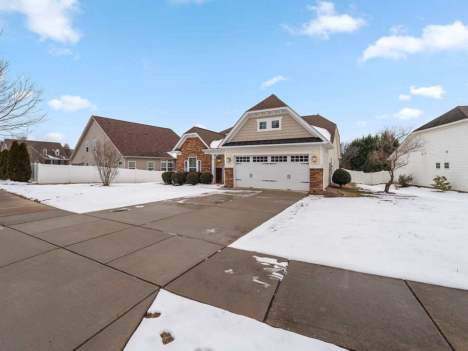 1st image of 586 Harrison Dr NW