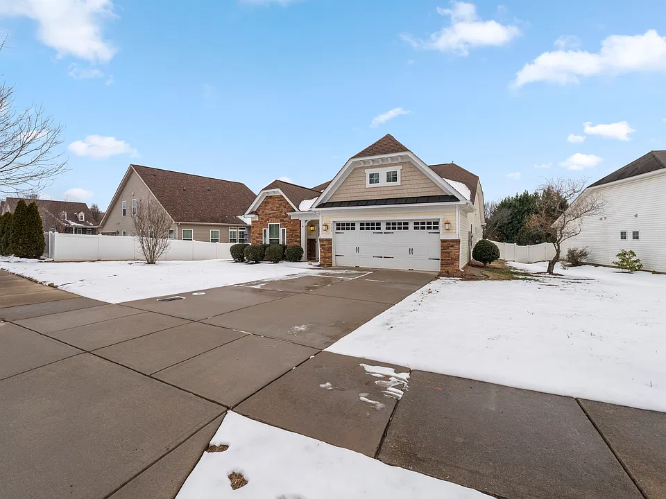 586 Harrison Dr NW