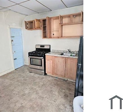 1st image of 139 N Gross St Floor 1