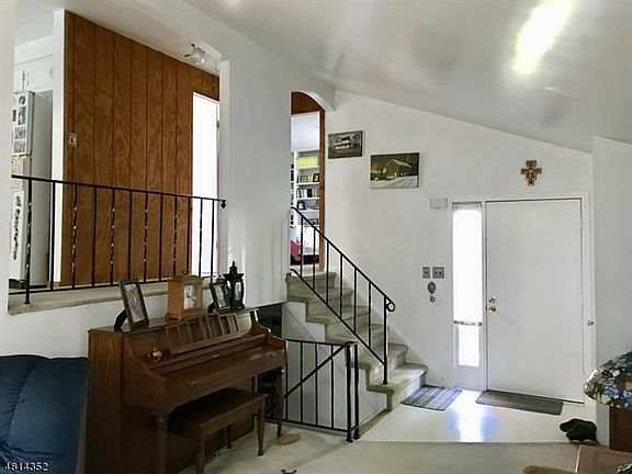 3rd image of 24 Black Oak Dr