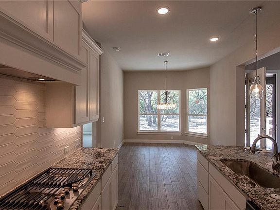 3rd image of 2720 Honeywood Dr