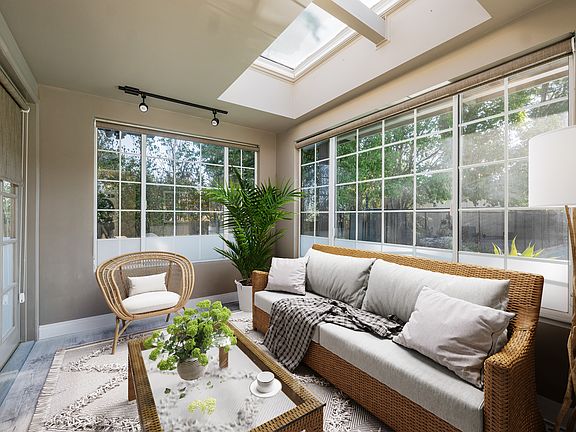 Virtually staged Sun room