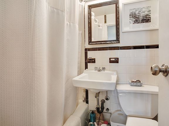 4th image of 20 W 83rd St #A1