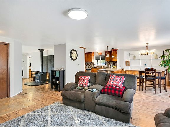 5th image of 10068 Idano Lane NE