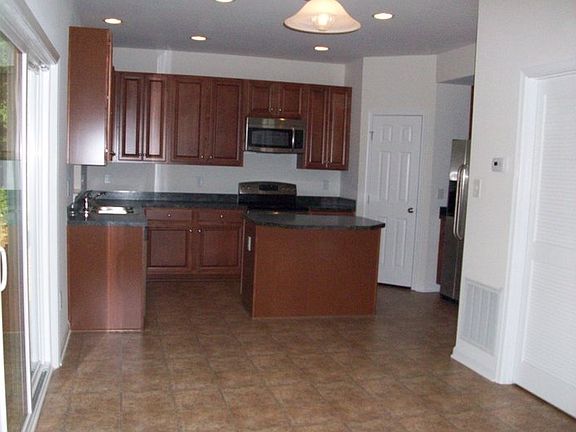 Kitchen / Dinette
						:
						Upgraded cabinets, counter tops and appliances!