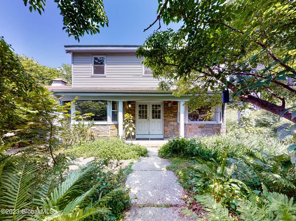 10 Bayberry Court, East Greenbush, NY 12061