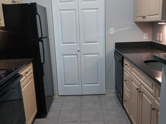 3rd image of 325 Speen St #2zc9bh3ry