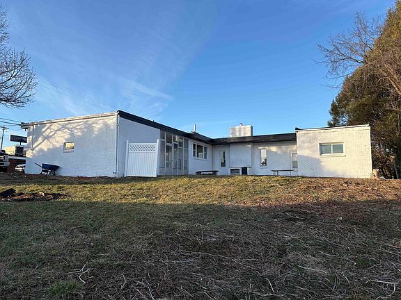 2nd image of 1206 Country Club Rd