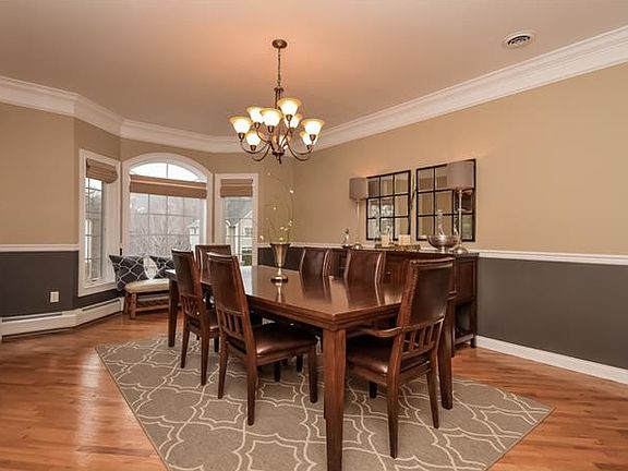Light and bright dining room - and room for everyone!