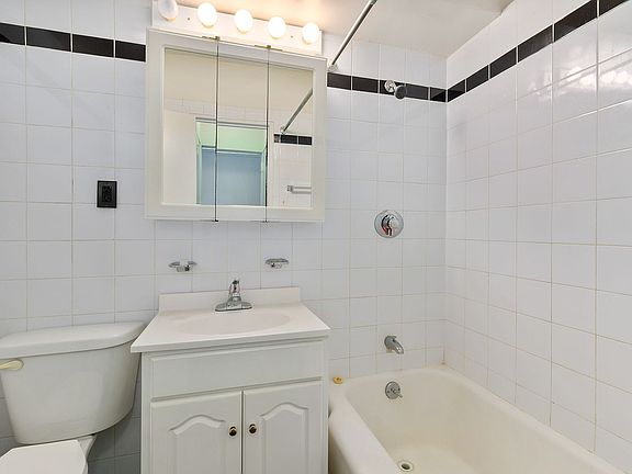 5th image of 300 E 46th St APT 8g