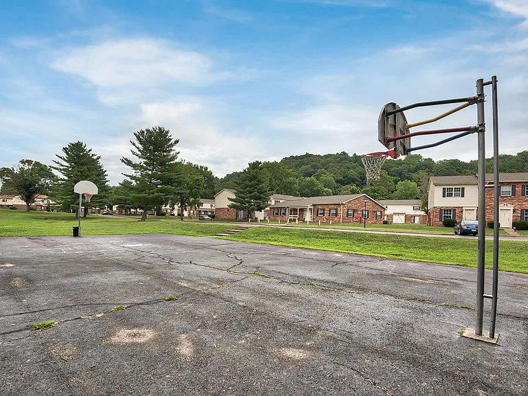 Pleasant Valley Apartments — Photo 7