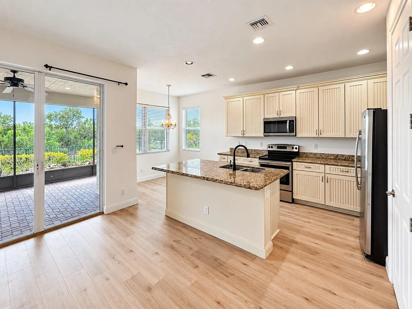 2 bed, 2.5 bath, 1982 sqft, $2,950 — Photo 4