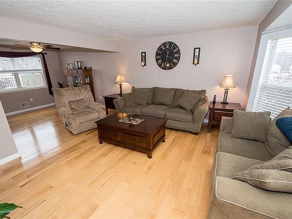5th image of 72 Chiswick Dr