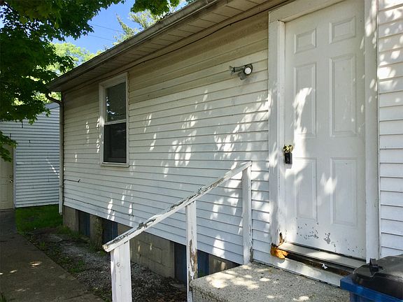 3rd image of 2314 1/2 Lincolnway W