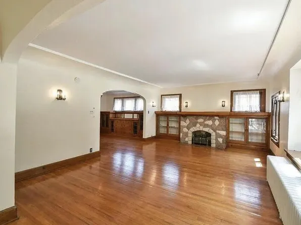 2362 N 72nd St, Wauwatosa, WI 53213
