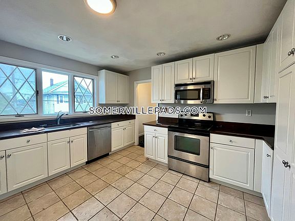 3rd image of 59 Sunset Road # Second Floor