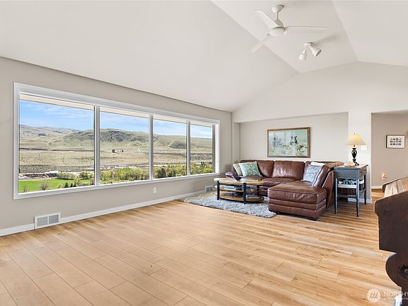 5th image of 940 Sunrise Heights Road