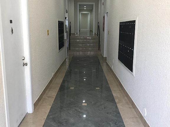 MAIN ENTRANCE HALL VIEW-VISTA DEL PASILLO DE LA ENTRADA PRIN
