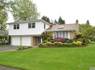 39 Green Dr, Roslyn, NY 11576