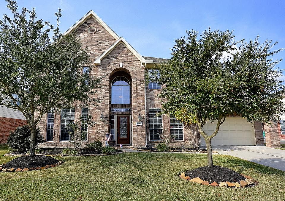 Welcome home to this immaculately maintained Energy Star built home in Fairfield! This home is on a fantastic, large cul-de-sac with access to the walking trails. Notice the large arched window and the mahogany leaded glass front door