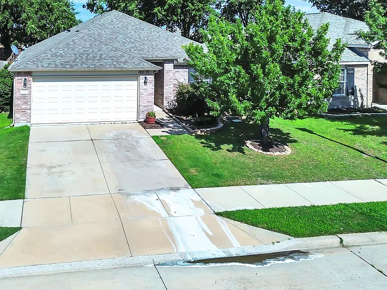 1713 Megan Creek Dr — Photo 38
