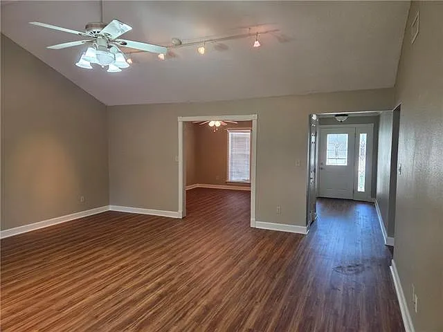 3 bed, 2.0 bath, 1850 sqft, $1,800 — Photo 4