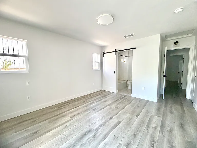 985 Medford Rd — Photo 9