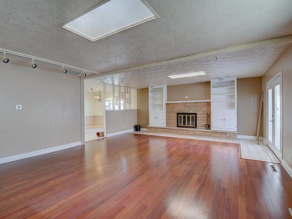 3rd image of 3804 Denise Ct NE