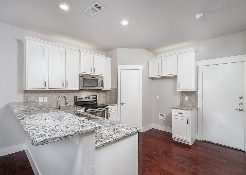 1st image of 305 S Kealy Ave