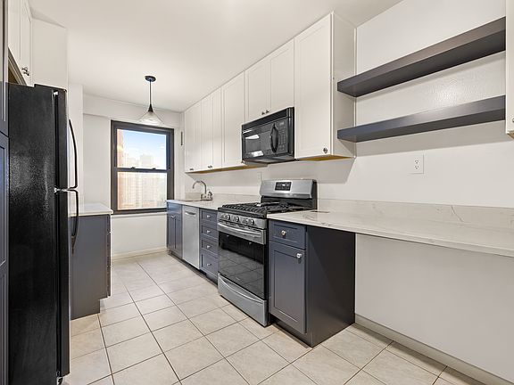 3rd image of 417 Grand St APT D1005