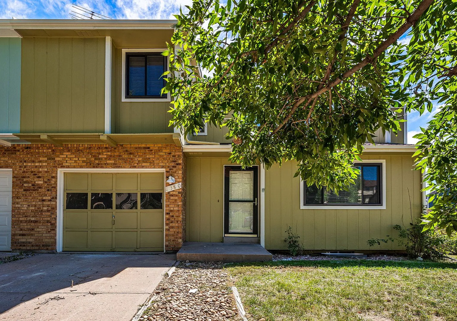 Near Downtown Castle Rock Location With No Hoa And Huge Yard — Photo 1